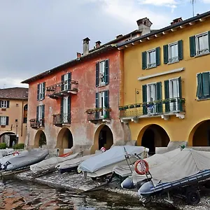 Portatorre Suite, A Charming In The Heart Of Como, Free Private Parking, Air Conditioning & More! Apartment